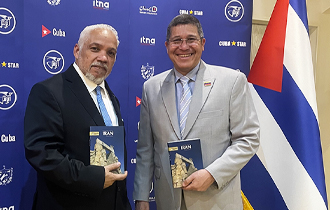کتاب عمونوروز در دستان سفرای کوبا و ونزوئلا