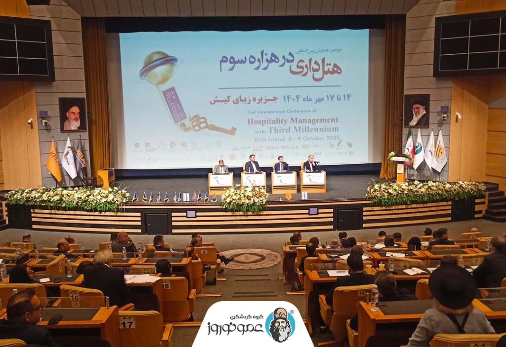 جزیره کیش میزبان دومین همایش بین‌المللی هتلداری هزاره سوم شد؛ رویدادی که با حضور مدیران، کارشناسان و متخصصان برجسته داخلی و بین‌المللی، به بررسی آینده صنعت هتلداری ایران و بهره‌گیری از فناوری‌های نوین گردشگری اختصاص داشت. هدف اصلی این گردهمایی، همگرایی الگوهای جهانی با نیازهای محلی و حرکت به‌سوی هتلداری هوشمند و پایدار است.  بررسی محورهای تخصصی در همایش هتلداری کیش این همایش چهار روزه با برگزاری نشست‌های تخصصی در محورهایی چون طراحی و توسعه هتل‌ها، مدیریت بحران، افزایش بهره‌وری، آموزش تخصصی نیروی انسانی، استفاده از فناوری‌های نوین در خدمات هتلداری و جذب سرمایه‌گذاری در بخش گردشگری برگزار شد.  کارشناسان در این نشست‌ها بر اهمیت بهبود تجربه مهمان، استانداردسازی خدمات و توسعه پایدار صنعت هتلداری تأکید کردند.